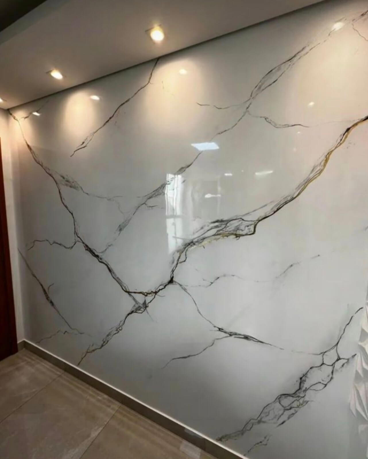 Sjajna zidna površina s efektom mramora u tehnici Stucco Veneziano