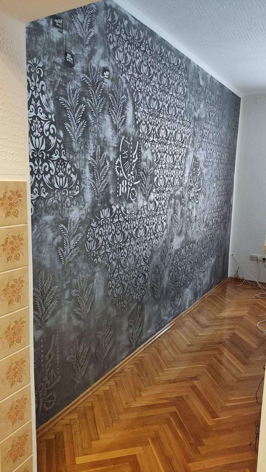 Tamni zid s reljefnim uzorkom izrađenim Stencil tehnikom